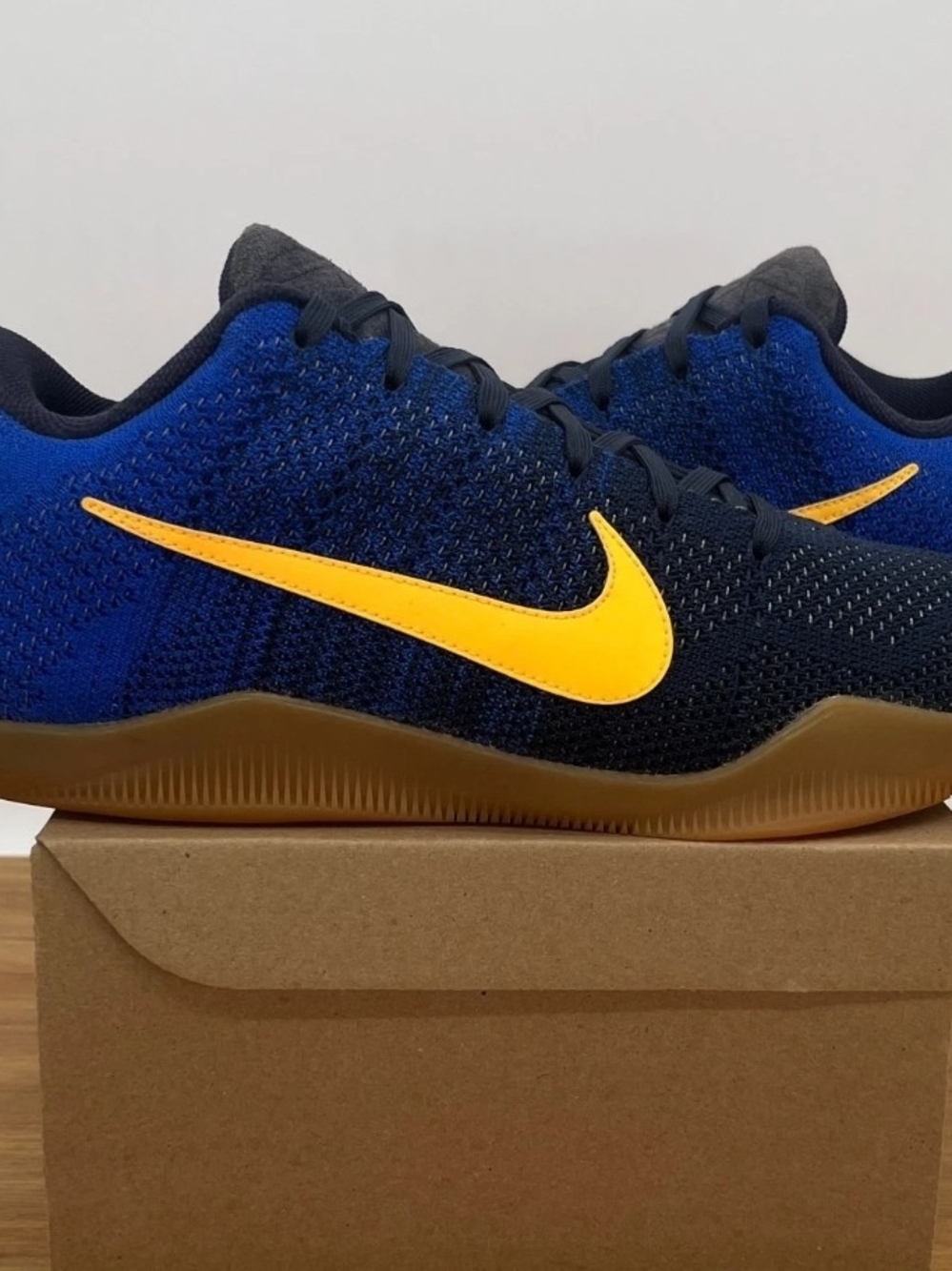 Nike Men's Knit Low-Top Trainers - Blue with Yellow Swoosh